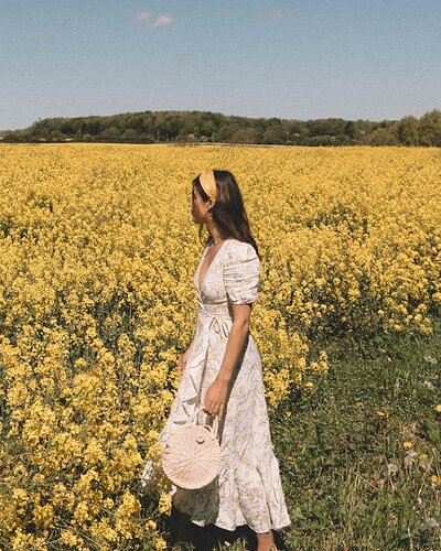 [name_f]Sarah[/name_f]+[name_m]Butler[/name_m]+of+[name_f]Sarah[/name_f]+[name_m]Styles[/name_m]+Seattle+wears+And+Other+Stories+Ruffled+Linen+Wrap+Midi+Dress+and+round+woven+bag+in+[name_f]England[/name_f]+Countryside+for+the+perfect+floral+summer+dress+_+@sarahchristine+5