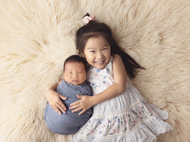 photographing-newborn-siblings