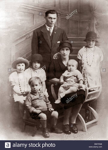 portrait-of-a-large-family-in-the-1920s-BWYR4B