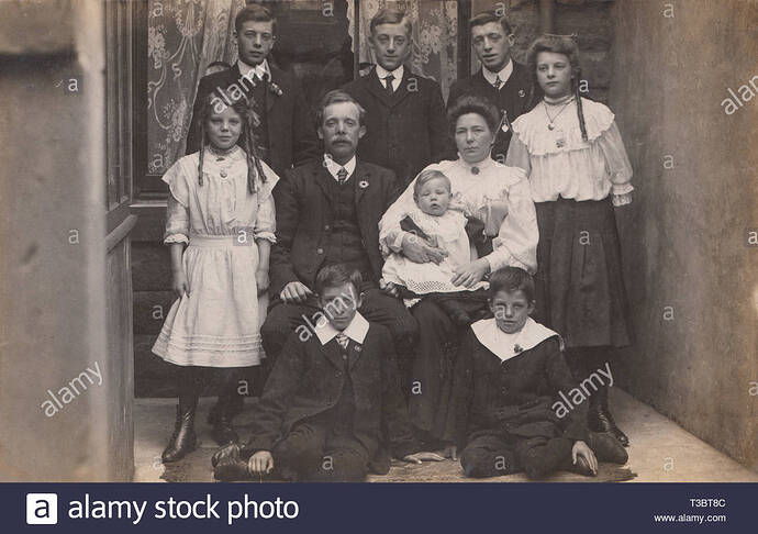 vintage-photographic-postcard-showing-an-edwardian-family-a-mother-and-father-with-their-eight-children-T3BT8C