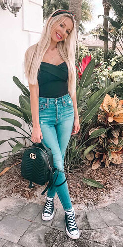 26 Charming Fall Outfits for College Girls. All Casual Fall Wear Every Girl Who Goes to College Will Love. High School Fashion +Teen Outfits via higiggle.com | cute jeans outfits | #falloutfits #college #teenoutfits #jeans