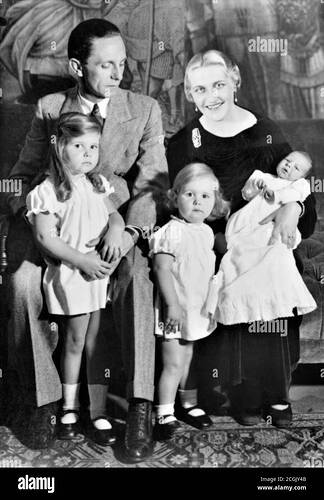 Family Portrait 1930s High Resolution Stock Photography and Images - Alamy